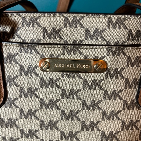 Michael Kors Tan and Cream Signature Tote Bag Purse - Picture 2 of 13